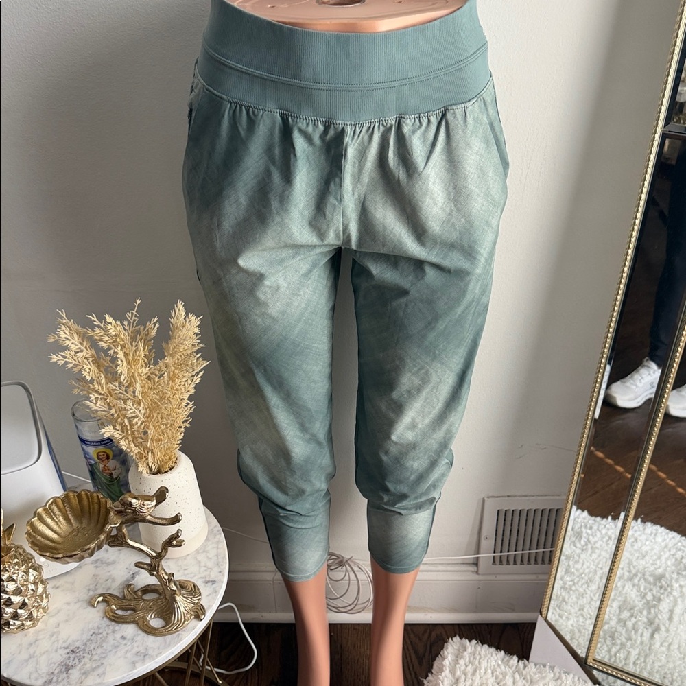 Athleta Sage Green Cropped Jogger Capris